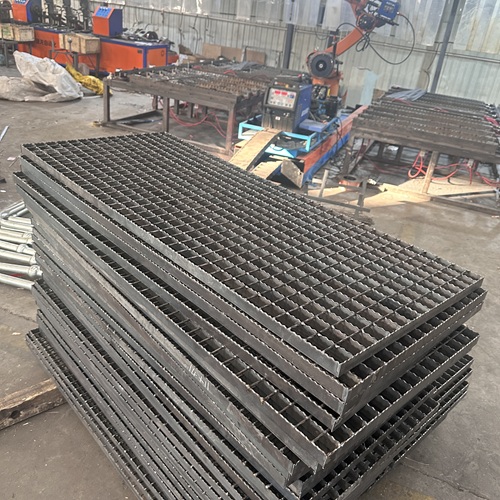 光伏平台钢格板用途与结构优势解析